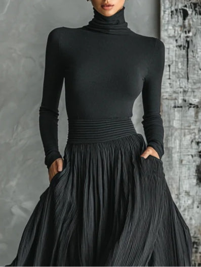 Marion | Black outfit with a turtleneck and a flowing pleated skirt