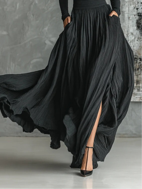 Marion | Black outfit with a turtleneck and a flowing pleated skirt